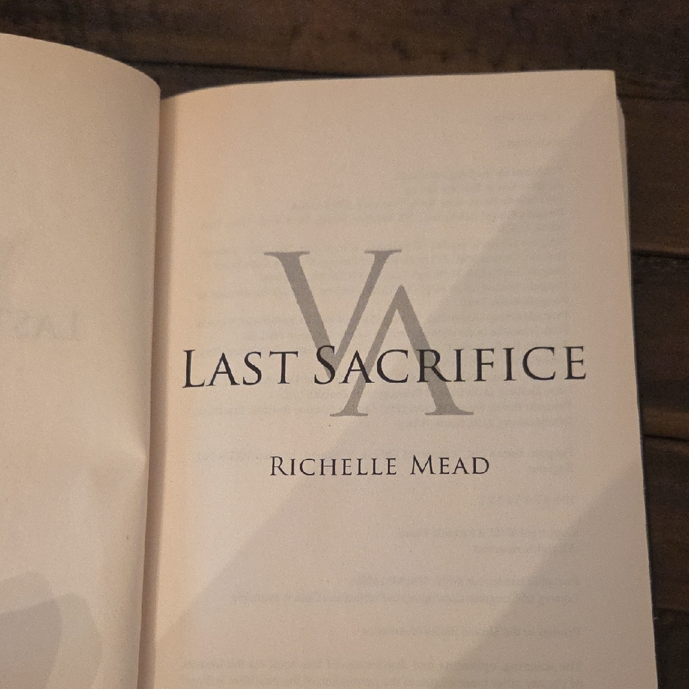 Vampire Academy Book Set by Richelle Mead - Title Page (White & Black Text) - Picture 6 of 7